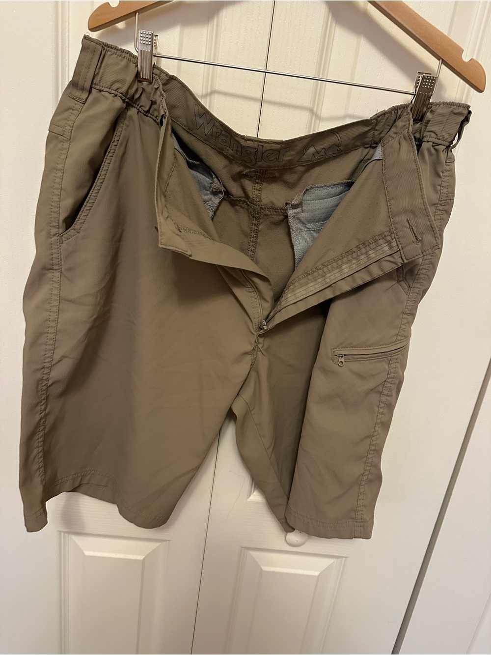 Wrangler Olive Cargo Shorts with Zip Pocket